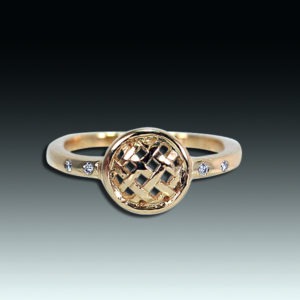 "Mince Tart" diamond and 18k gold ring
